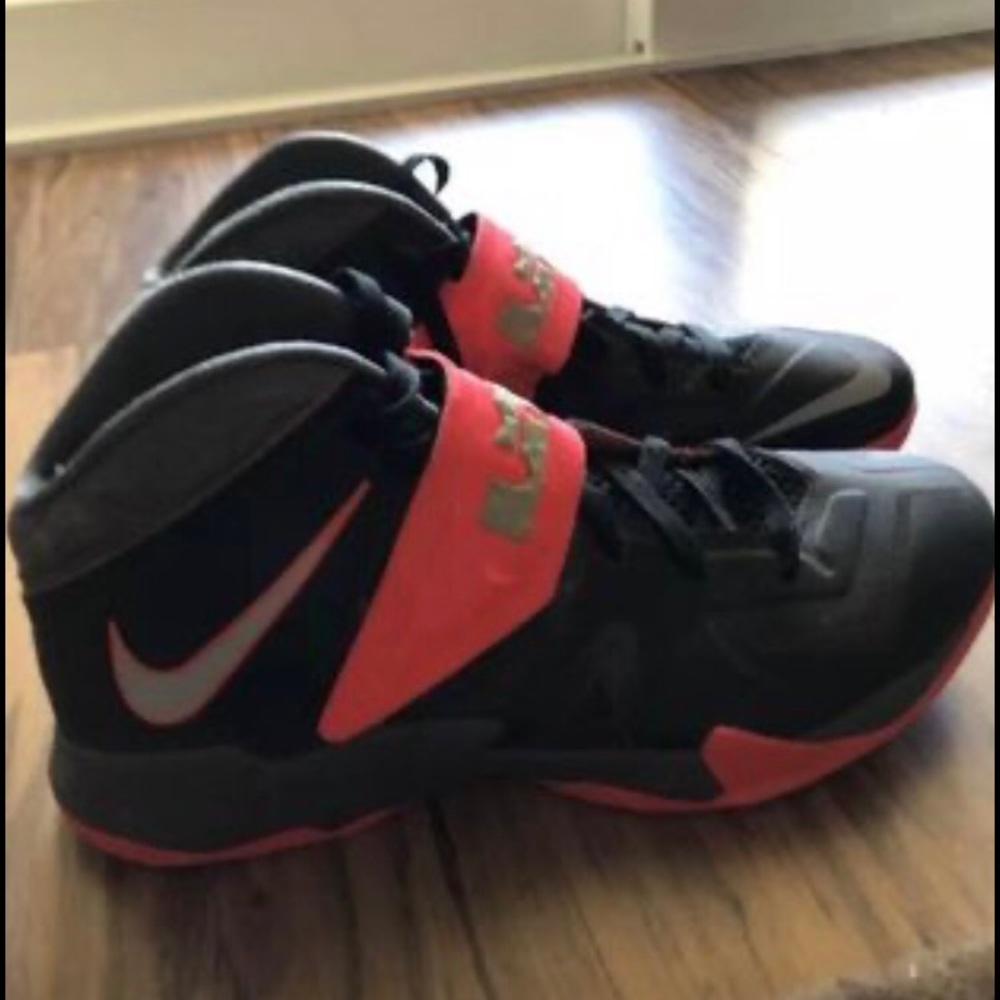Nike Mens Zoom Soldier VII Lebron James Basketball Shoes